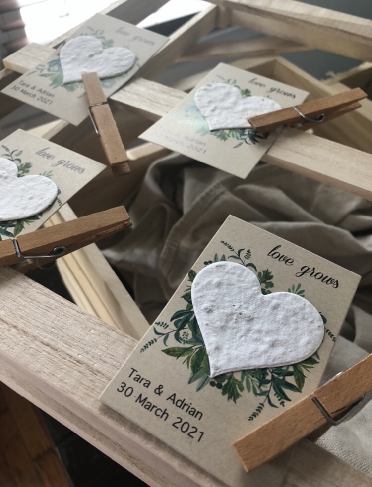 How to host an elopement party: simple and elegant party favors.