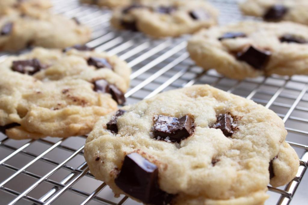 Cookies are cooling on a rack.