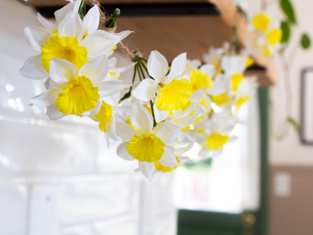 DIY Daffodil Garland for&nbsp;Spring